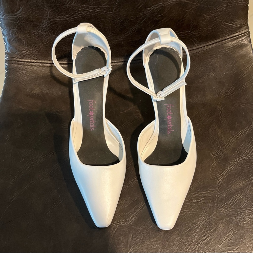 Foot Petals Women’s Shoe Size 5.5  White‎  Leather Pointed Toe Heels